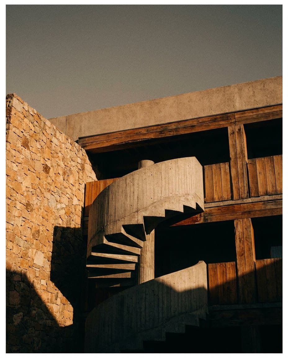 Escalera de concreto sobre un muro de piedra